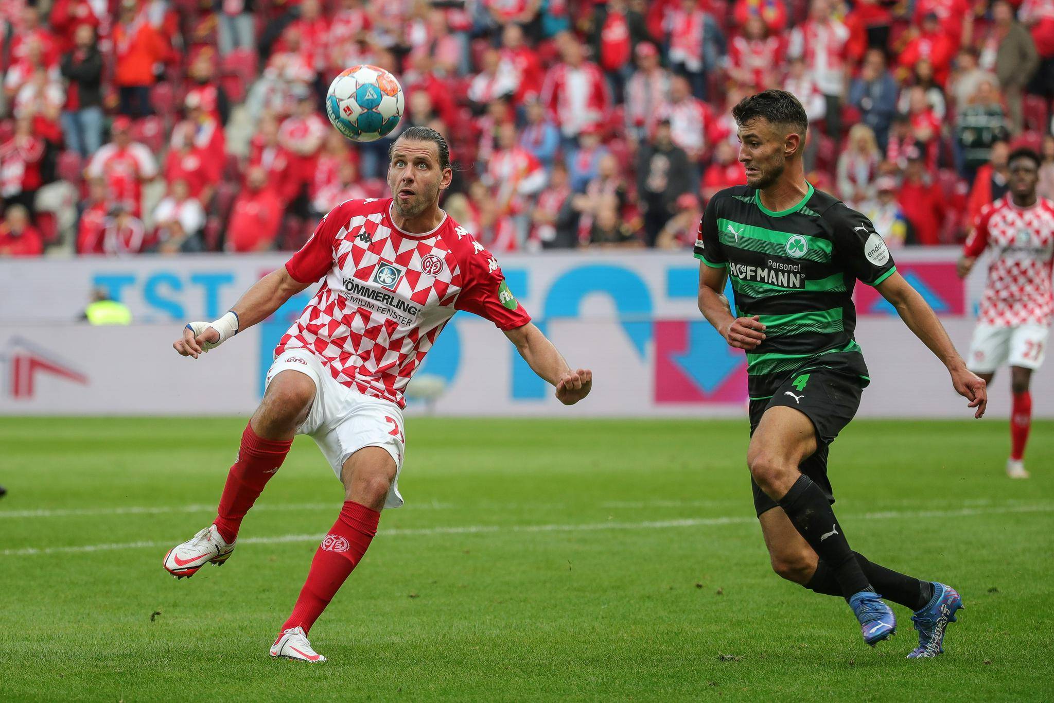 蜂鸟电竞中国-拜仁后卫神勇救险，助球队成功保级，但是位置.的简单介绍